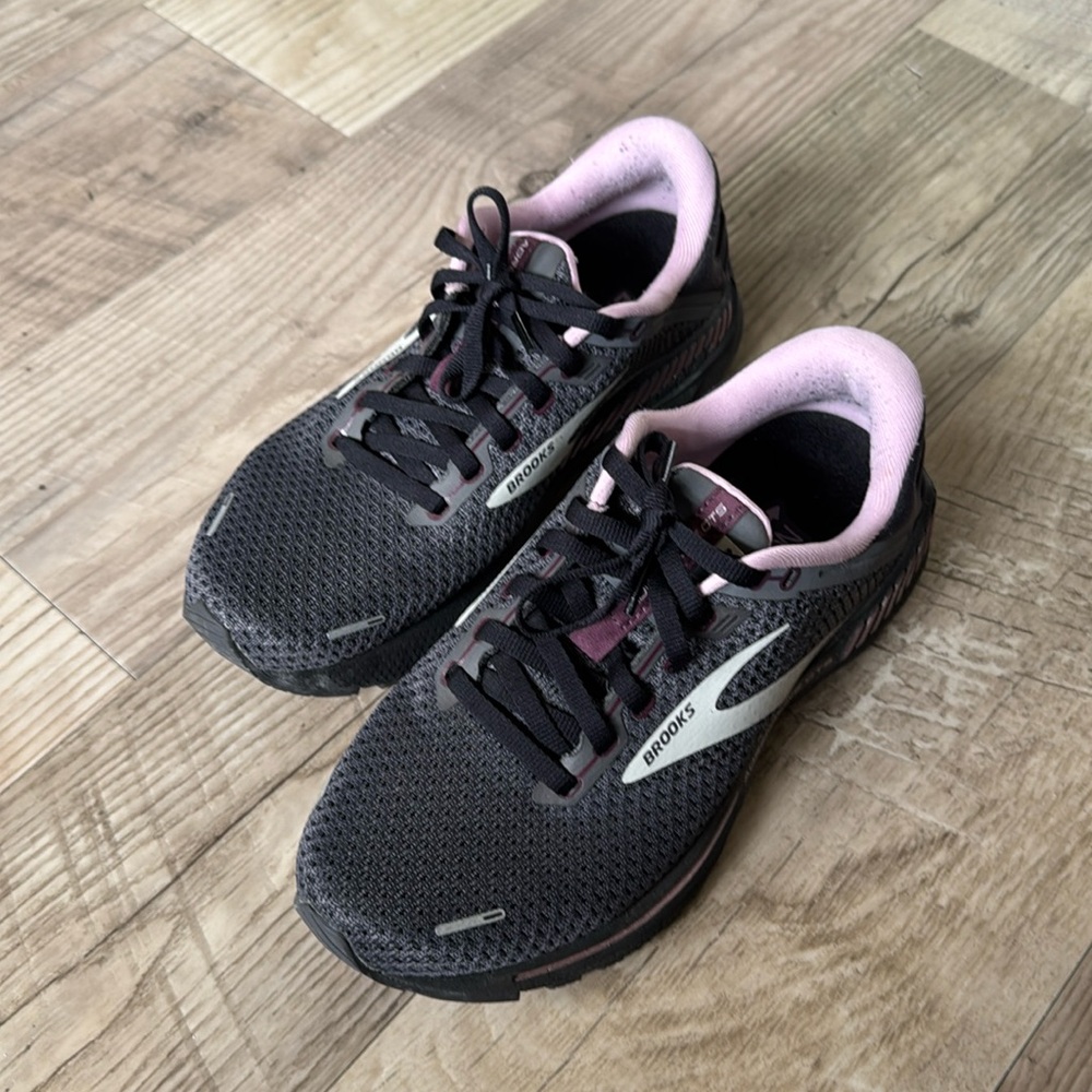 Brooks Adrenaline GTS 22 Running Shoe. Size 8